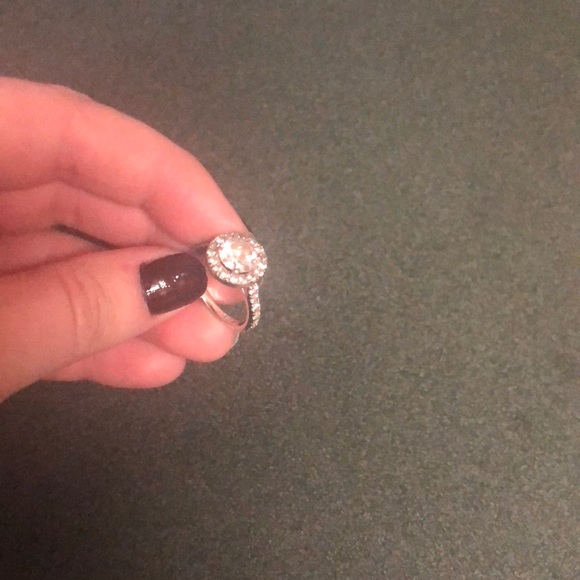 Engagement ring - Picture 3 of 3